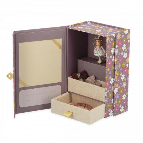 This beautiful music box of 7,22 inches with its beautiful dancer in the likeness of Valentine doll, is ideal for lulling baby on “Swan Lake”&nbsp; melody. Elegant and soft, this nice case allows to put all baby’s precious objects inside. Personalize it as you wish by adding a photo and a lovely note! For children from 3 years old.